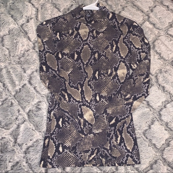 No Boundaries Turtle Neck - Picture 2 of 3